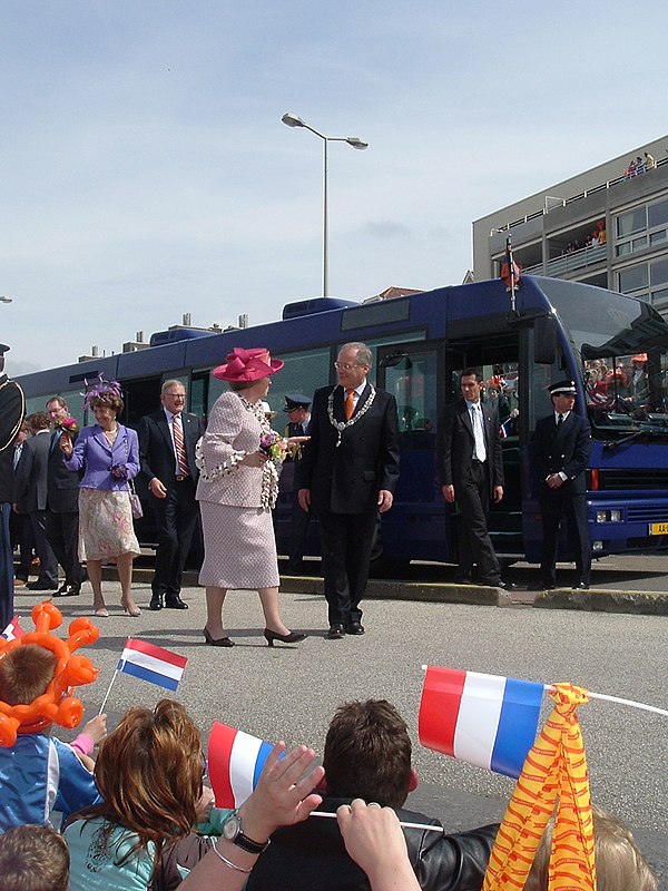 Queen Beatrix speaks with the mayor of The Hague, Wim Deetman in Scheveningen, Koninginnedag 2005.