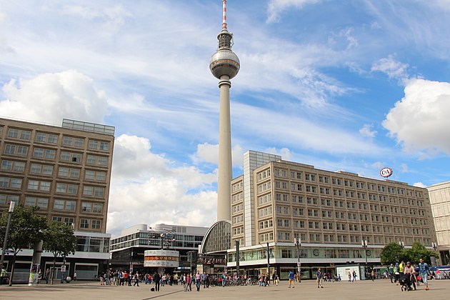 Ли берлин. Берлин Александрплац #4 / Кэтрин Шраке. Интересные факты о Alexanderplatz. Район Вайсензее Берлин. Район Берлина wiebensee.