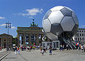 Der Fußball-Globus vor dem Brandenburger Tor in Berlin