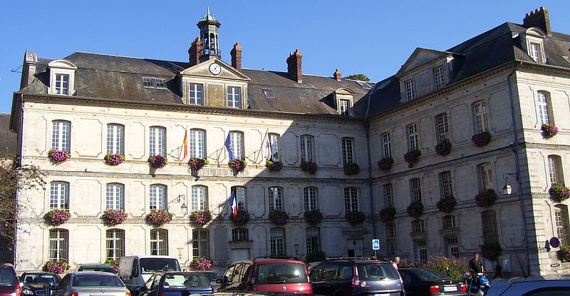 File:Bernay hôtel de ville.jpg