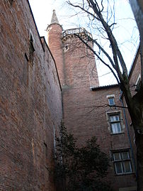 The tower as seen from the street, rue Gambetta