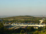 Bílá hora – pohled od severovýchodu, ze sídliště Brno-Líšeň. V popředí areál továrny Zetor, a.s.