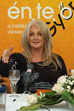 Bonnie Tyler győri sajtótájékoztatóján 2009 nyarán