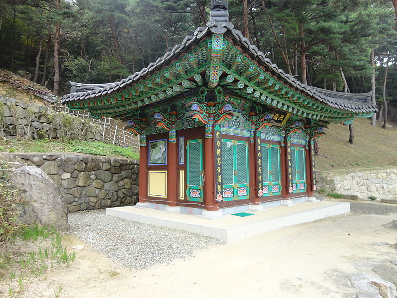 File:Borisa-sitting-Buddha-building2.jpg