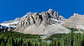 弓湖和克劳福特山(Crowfoot Mountain)的景致