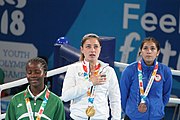 Deutsch: Boxen bei den Olympischen Jugendspielen 2018 Tag 12, 18. Oktober 2018 - Medaillenzeremonie im Fliegengewicht der Mädchen - Gold: Martina La Piana (Italien), Silber: Adijat Gbadamosi (Nigeria), Bronze: Heaven Destiny Garcia (USA); Medaillenübergabe durch Habu Gumel (IOC, Nigeria), Geschenkübergabe durch Dr. Joseph O. Ayeni (Nigeria, AIBA). English: Boxing at the 2018 Summer Youth Olympics on 18 October 2018 – Girl's flyweight Medal Ceremony - Gold: Martina La Piana (Italy), Silver: Adijat Gbadamosi (Nigeria), Bronze: Heaven Destiny Garcia (USA); Medal handover by Habu Gumel (IOC, Nigeria), Gift presented by Dr. Joseph O. Ayeni (Nigeria, AIBA). Español: Boxeo en los Juegos Olímpicos Juveniles de Verano de 2018 en 18 de octubre de 2018 - Ceremonia de la Medalla de peso mosca para niñas - Oro: Martina La Piana (Italia), Plata: Adijat Gbadamosi (Nigeria), Bronce: Heaven Destiny Garcia (Estados Unidos); Entrega de medallas por Habu Gumel (COI, Nigeria), Regalo presentado por Joseph O. Ayeni (Nigeria, AIBA).