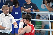 Deutsch: Boxen bei den Olympischen Jugendspielen 2018 Tag 12, 18. Oktober 2018 - Finale Leichtgewicht Mädchen – Junioren-Weltmeisterin und dreifache Juniorinnen-Europameisterin Caroline Sara DuBois (Großbritannien, blau) schlägt Juniorinnen-Asienmeisterin Porntip Buapa (Thailand, rot). English: Boxing at the 2018 Summer Youth Olympics on 18 October 2018 – Girls' lightweight Gold Medal Bout – Caroline Sara DuBois (Grat Britain, blue) wins over Porntip Buapa (Thailand, red). Español: Boxeo en los Juegos Olímpicos Juveniles de Verano de 2018 en 18 de octubre de 2018 - Combate de medalla de oro de peso ligero para niñas - Caroline Sara DuBois (Gran Bretaña, azul ) gana sobre Porntip Buapa (Tailandia, rojo).