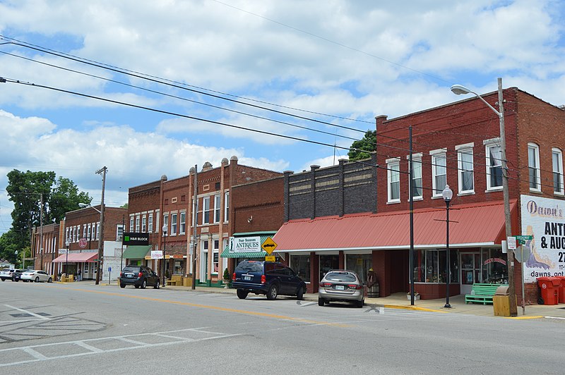 File:Broadway in Cave City.jpg