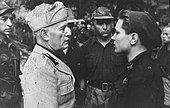 Benito Mussolini bespreekt adolescente soldaten in 1944