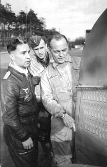 Major Günther Specht (links) und Tank (rechts) auf dem Fliegerhorst Wunstorf 1944