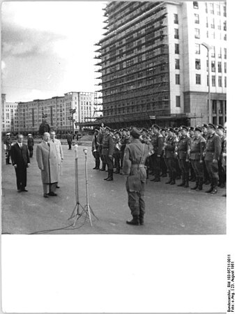 Zentralbild: "Feierlicher Appell der Berliner Kampfgruppen" am 23. August 1961 (da war die Mauer zehn Tage alt).