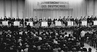 Bundesarchiv Bild 183-E1102-0015-001, Berlin, Veranstaltung "Meine liebste Seite", Schriftsteller.jpg