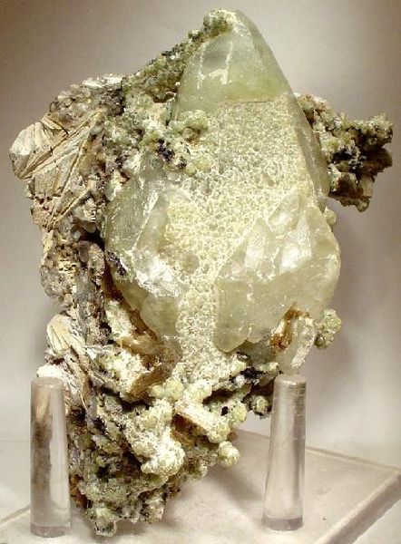 File:Calcite-Prehnite-Stilbite-49259.jpg