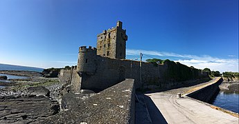 Le mur du château avec son échauguette.