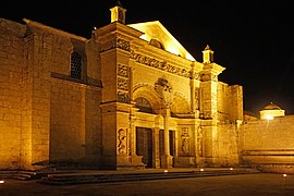 Vista nocturna de la fachada oeste