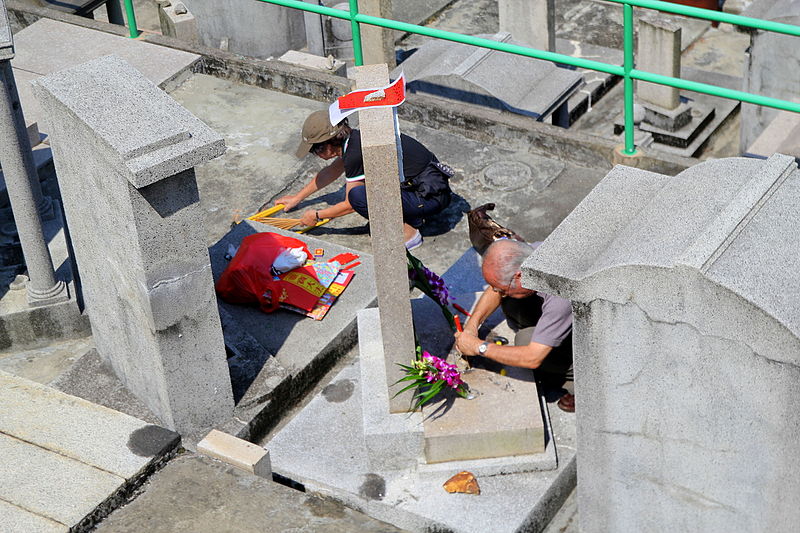 File:Chai Wan Cemetery Hong Kong Double Ninth Festival 03.jpg