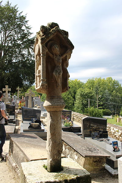 File:Chapelle Sainte-Croix de Josselin - Croix de cimetière (2).JPG