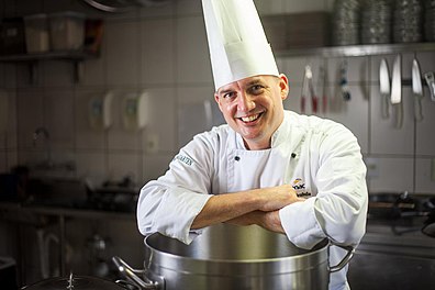 Retrato do chef alemão Heiko Grabolle se apoiando com os braços em Senac Blumengarten, em Blumenau, Santa Catarina, Brasil.uma grande panela, na cozinha do