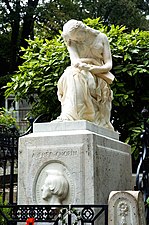 Auguste Clésinger, La Musique en pleurs ornant la tombe de Frédéric Chopin (1850), Paris, cimetière du Père Lachaise.