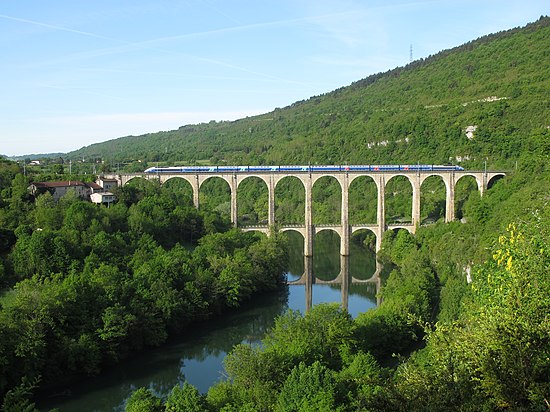 Cầu cạn Cize–Bolozon kết hợp giữa giao thông đường bộ và đường sắt trong khu vực tỉnh Ain, Pháp. Ảnh: KlausFoehl