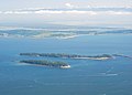 Vue aérienne de la petite île boisée