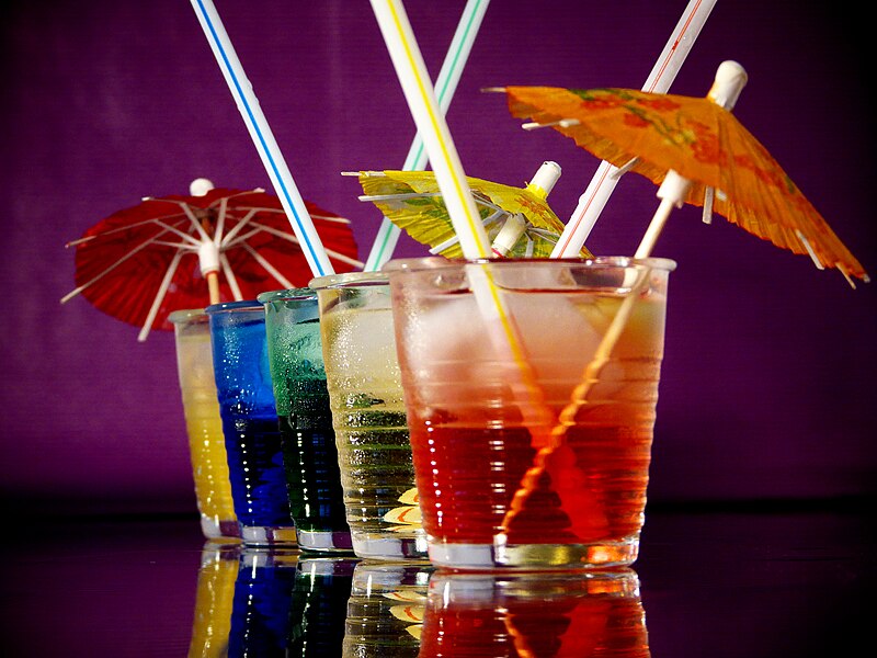 File:Cocktails mit Schirmchen.jpg