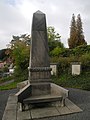 Denkmal für die Gefallenen des Ersten Weltkrieges, auf Platz mit gärtnerischer Gestaltung und Treppenanlage