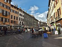 Commerces sur la place Saint-Léger.