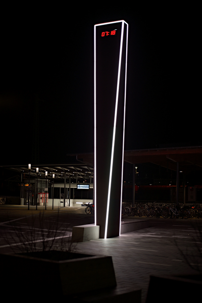 File:Cottbus, modern clock tower on Güterzufuhrstraße.webp