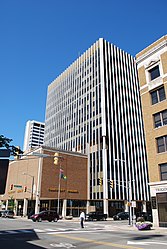Здание Каунти-Сити в центре Саут-Бенд, штат Индиана. В 14-этажном здании находится Офис мэра, а также многие другие муниципальные и окружные офисы.