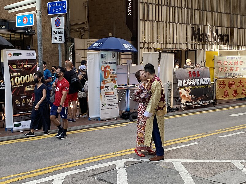 File:Couple in Causeway Bay 31-10-2020(2).jpg
