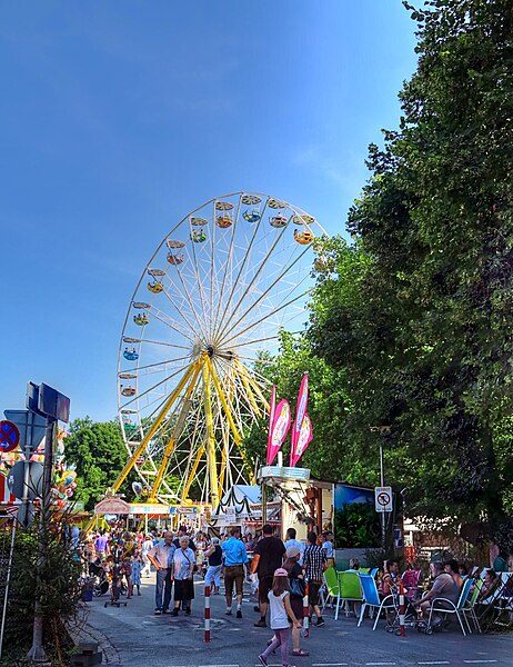 File:Dachauer Volksfest.jpg