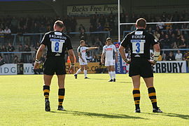 Topun oyuna sokulmasını bekleyen iki statik oyuncunun arkadan fotoğrafı.