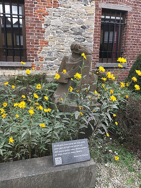 File:Deerlijk Beeld René Declercq aan de St. Columba kerk.jpg