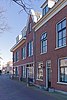 Winkelwoonhuis met voorgevel in sobere traditionalistisch-classicistische bouwtrant, in opzet mogelijk 17de-eeuws of ouder. Het is van belang als goed en gaaf voorbeeld van een winkelpand met een voorgevel in traditionalistisch-classicistische vormen.