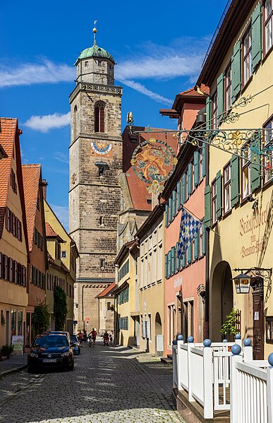 File:Dinkelsbühl - Altstadt - Turmstraße - Blick auf Turm von St. Georg und Wirtshausschild.jpg