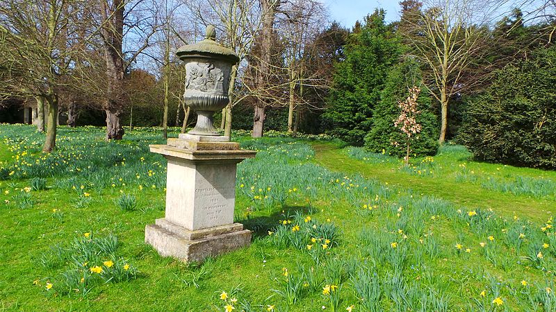 File:Dogs memorial in Belton House gardens.jpg