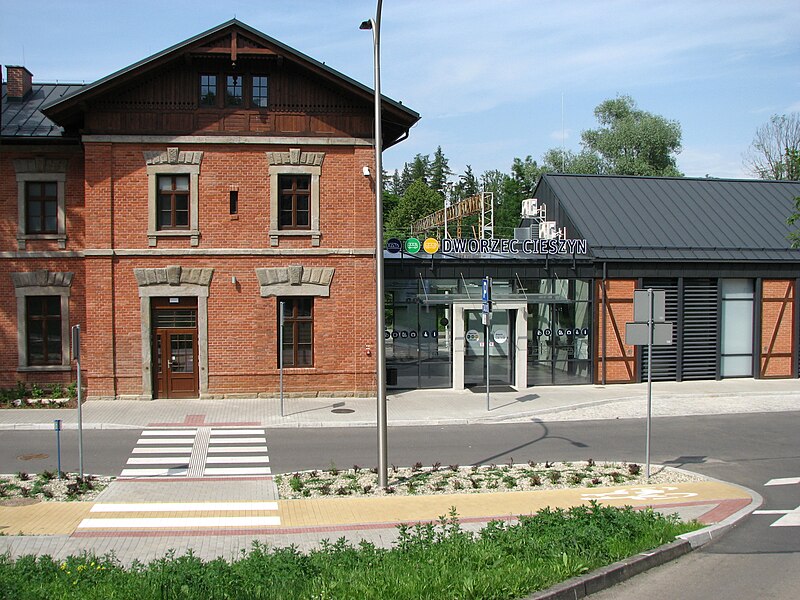 File:Dworzec Cieszyn maj 2018 02.jpg