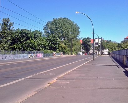 So kommt man zu der Eldenaer Straßenbrücke mit den Öffentlichen - Mehr zum Ort Hier