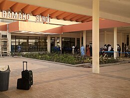 Entrée de l'aérogare de l'aéroport international de Bamako-Sénou.jpg