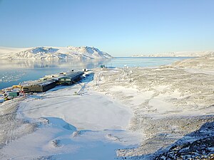 Das südliche Ende der Keller-Halbinsel mit der brasilianischen Estação Antártica Comandante Ferraz und der Einfahrt von der Admiralty Bay in das Martel Inlet