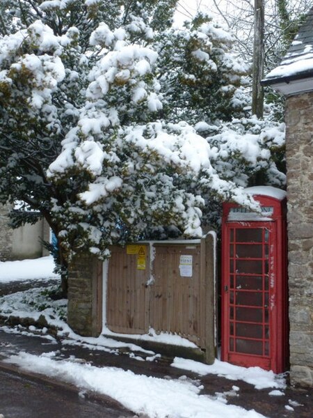 File:Evershot, the telephone box - geograph.org.uk - 3302831.jpg