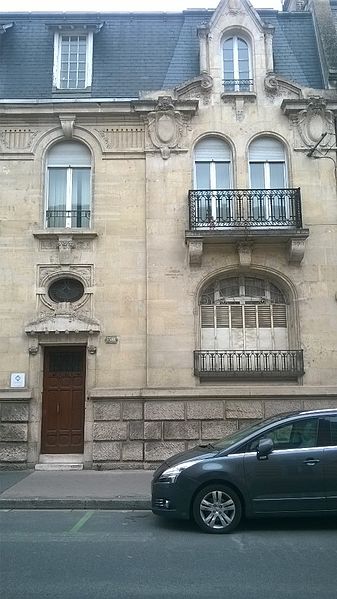 File:Façade et porte d'entrée d'un bâtiment dessiné par Octave Gelin, rue Carnot.jpg