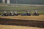 Deutsch: Feldtag der Firma Müller (Holzkirchen) im August 2016 nahe Werneck in Unterfranken. Vorführung von Bodebearbeitungs-, Aussaat und Pflanzenschutztechnik der Firma Lemken an Schleppern der Marken CaseIH und Steyr