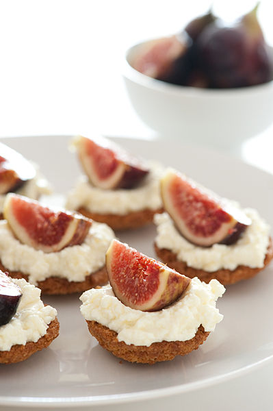 File:Fig tarts with whipped cream on a plate, March 2010.jpg