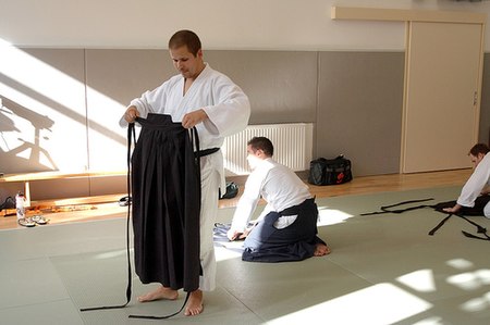 Tập_tin:Folding_hakama.jpg