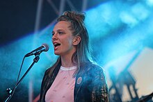 Das Bild zeigt die Sängerin Jenny Thiele aus dem Jahr 2018.