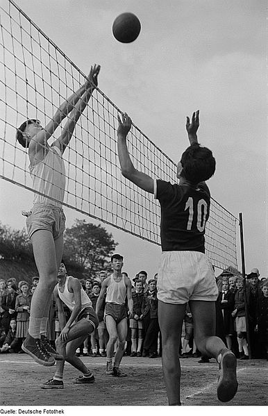 File:Fotothek df roe-neg 0006524 016 Zwei Volleyballspieler am Netz bei einer Veranst.jpg