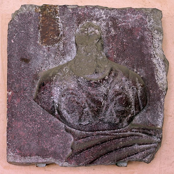 File:Frammento del sarcofago detto di elena, in porfido, con bustino, 300-15 dc. ca.jpg