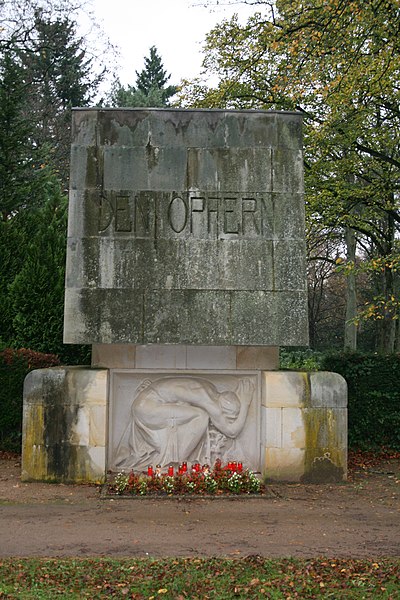 File:Friedhof Bergedorf Mahnmal 1923 von Friedrich Wield.JPG